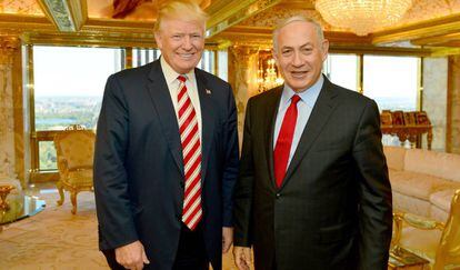 El primer ministro israel&iacute;, Benjam&iacute;n Netanyahu, con el entonces candidato republicano Donald Trump, el pasado septiembre en Nueva York.