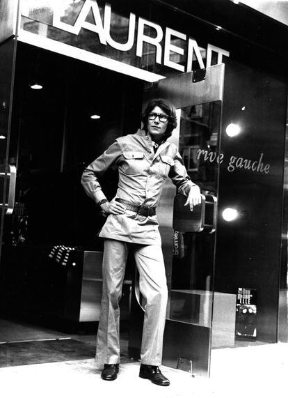 Saint Laurent rompió con Christian Dior a principios de los sesenta, y decidió abrir su taller en 1961. Su éxito y sus intentos de acercar la moda a la calle fueron fulgurantes, por lo que empezó a expandir su marca a otros países. En la imagen, Yves posa en su primera tienda de la línea Rive Gauche (llamada así por el estilo de los parisinos de la orilla izquierda del Sena) en Bond Street, en Londres, en septiembre de 1969.