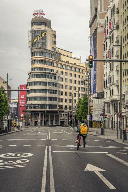Un 'rider' en la calle de Gran Vía (Madrid).