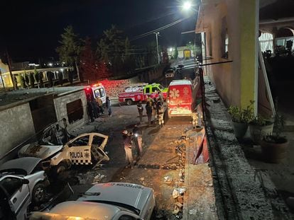 Los vehículos destruidos tras la explosión en Nopaltepec, en el Estado de México.