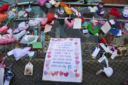 Una verja cubierta de corazones y mensajes en recuerdo a las víctimas del Manchester Arena. 