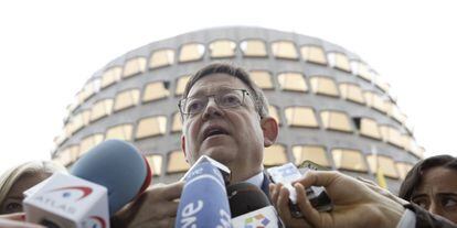 Puig atiende a los medios a las puertas del TC tras presentar el recurso de inconstitucionalidad del Gobierno valenciano el jueves.