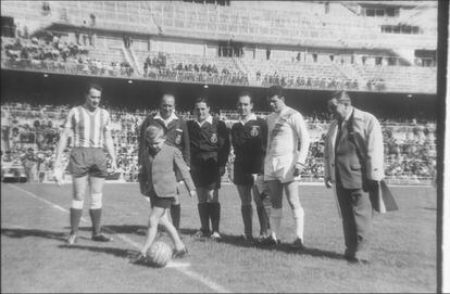 Alfredo Di Stefano y su hijo Alfredito haciendo el saque de honor del partido Rayo-Alavés del Trofeo Di Stefano, en 1963.