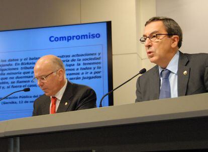 El diputado general de Bizkaia José Luis Bilbao y el máximo responsable de Hacienda, José María Iruarrizaga