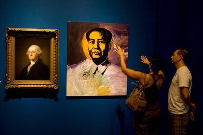 Retratos de George Washington y Mao en versión de Andy Warhol en el Reynolds Center for American Art and Portraiture.