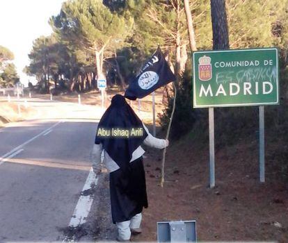 Abu Ishaq Arifi (uno de los arrestados ayer), con una bandera del Estado Isl&aacute;mico en una carretera de &Aacute;vila lim&iacute;trofe con la Comunidad de Madrid. La imagen ha sido obtenida de la cuenta de Facebook del detenido.