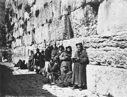 Jerusalén, en torno a 1890. Un grupo de judíos devotos rezan ante el Muro de las Lamentaciones.
