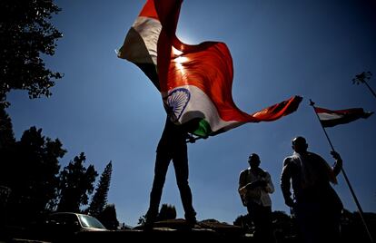 Manifestantes indios de diferentes sindicatos y diferentes organizaciones de agricultores asisten a una protesta contra el primer ministro indio Narendra Modi y las nuevas leyes agrícolas, en Bangalore, India, el 26 de enero de 2021.