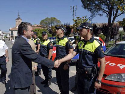 Francisco Granados saluda a los polic&iacute;as municipales de Torrej&oacute;n de Velasco.