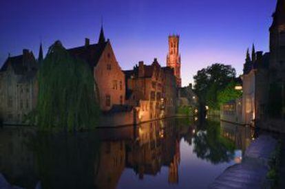 Vista de un canal en el centro de Brujas, con el campanario de Belfort al fondo.