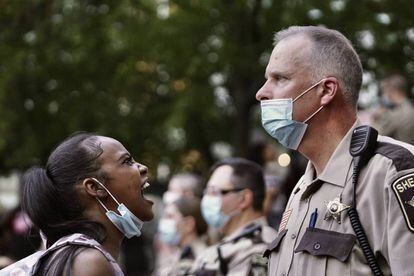 Una mujer increpa a un oficial de policía durante las protestas en Minneapolis, este jueves.