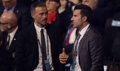 Luis Enrique y Luis Figo, momentos antes del comienzo del sorteo, este sábado.