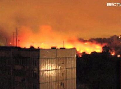 Captura de una televisión rusa en la que se muestran las llamas del avión que se ha estrallado en la ciudad de Perm, junto a los montes Urales. Las 88 personas que iban a bordo de la aeronave han fallecido en el siniestro.
