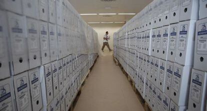 Cajas con expedientes acumulados en el Colegio de Registradores, en 2013.
