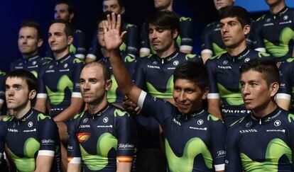 Nairo Quintana, entre su hermano Dayer, a la derecha, y Valverde, levanta la mano durante la presentación del Movistar 2016.
