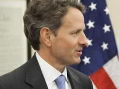 El secretario del Tesoro de Estados Unidos, Timothy Geithner, (i), conversa con el ministro griego de Finanzas, George Papaconstantinou, durante un encuentro celebrado de manera paralela a la Asamblea de Primavera del Fondo Monetario Internacional (FMI) y el Banco Mundial