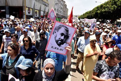 Un mujer porta el retrato del l&iacute;der de las protestas del Rif, Nasser Zafzafi, durante la manifestaci&oacute;n del 11 de junio en Rabat.