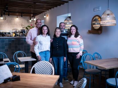 La tercera y cuarta generación de la familia Muñoz, caficultores en Colombia, que ahora tuesta también su café y lo sirve en la cafetería Tomeguín y Colibrí, en Chinchón (Madrid). 

gastronomia.
Repor sobre una cafetería de especialidad en chinchon, tomeguin colibri / INMA FLORES