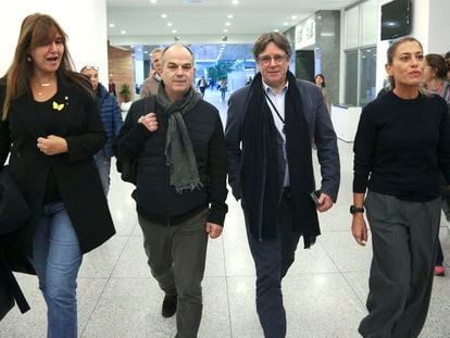 De izquierda a derecha, Laura Borràs, Jordi Turull, Carles Puigdemont y Míriam Nogueras, este miércoles en el Parlamento Europeo en Bruselas.