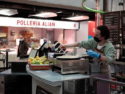 Puesto de helados y crepes en la parte de abajo del mercado de San Antón.