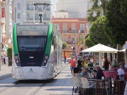 El tranvia en pruebas pasa por la Calle Real de San Fernando, Cádiz compartiendo la avenida con el trásito de peatones y coches autorizados.  El tranvia consta de un trazado de 24 kilómetros entre Chiclana, San Fernado y Cádiz
