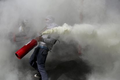 Un manifestante con un extintor durante las protestas contra el Gobierno en Santiago de Chile, en octubre de 2019.