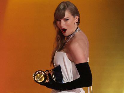 Taylor Swift con el premio a mejor Álbum Pop, donde anunció el lanzamiento de su nuevo disco, el 11º de su carrera. 