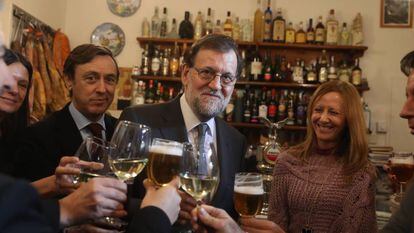 Rajoy brinda con diputados y senadores del PP, este mi&eacute;rcoles