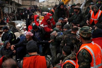 Los equipos de rescate sacan el cuerpo de un niño de entre los escombros de un edificio de Hama, Siria. 