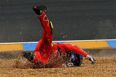 Jorge Lorenzo sufre una caída que le impidió seguir en la carrera.