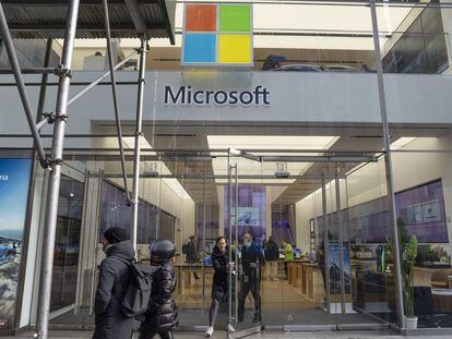 Varios clientes de Microsoft salen de la tienda de la empresa en Nueva York, en enero pasado.