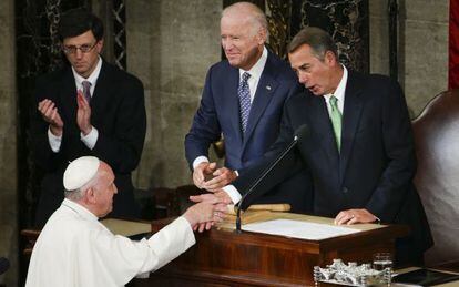 John Boehner (Dcha.) saluda este jueves al papa Francisco antes de su discurso en el Congreso.