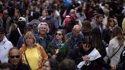 DVD 1209 23/04/24 Barcelona. Diada de Sant Jordi, dia del libro.
En la imagen, cientos de personas pasean pro la Rambla, en primer plano, una pareja con una rosa. [ALBERT GARCIA] EL PAIS


