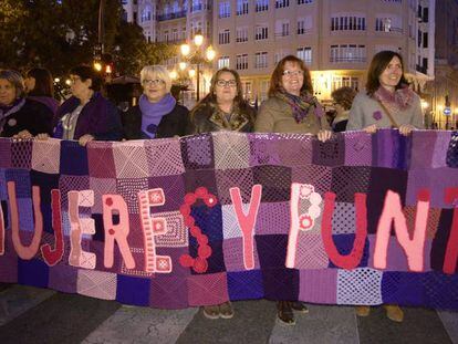 Miles de personas se han manifestado por las calles del centro de Valencia, con motivo del D&iacute;a Internacional de la Mujer, para reclamar la igualdad efectiva y real entre mujeres y hombres.