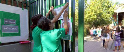 Dos docentes en la puerta de un instituto madrileño, en septiembre de 2011.