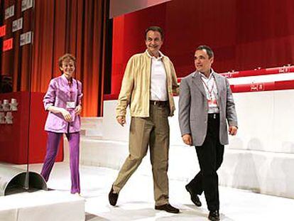 José Luis Rodríguez Zapatero, entre María Teresa Fernández de la Vega y Rafael Simancas, en la clausura del congreso del PSM-PSOE.