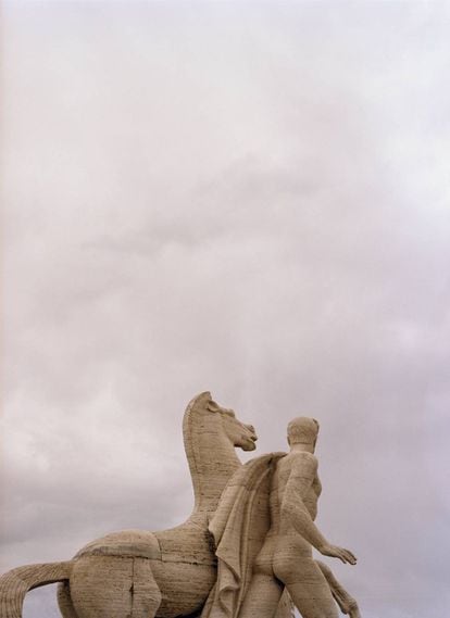 Las estatuas ecuestres de los dioscuros que marcan las esquinas del edificio son obra de Publio Morbiducci y Alberto Felci.
