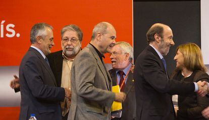 Manuel Chaves y Alfredo Pérez Rubalcaba saludan a varios de los participantes en el congreso.
