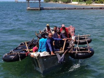 Un bote de fabricaci&oacute;n casera con 16 cubanos a su llegada a la isla de Gran Caim&aacute;n en agosto.