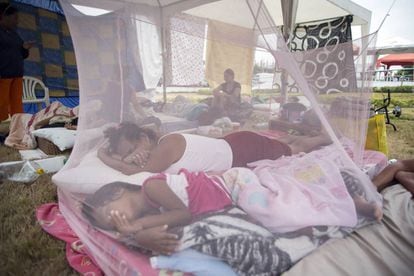 Familias en el aeropuerto de Portoviejo.