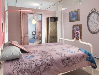 El Felt Cabinet, de Gaetano Pesce (al fondo), guarda cuidadosamente la ropa de los que se acuesten en la cama de Jonathan Trayte, arropados con una mantita rosa de Oona Brangam-Snell. |