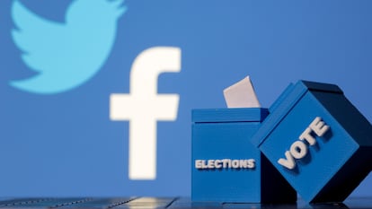 Urnas de votos frente a los logos de Facebook y Twitter.