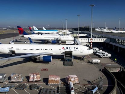 Aviones de Delta en un aeropuerto de Alemania