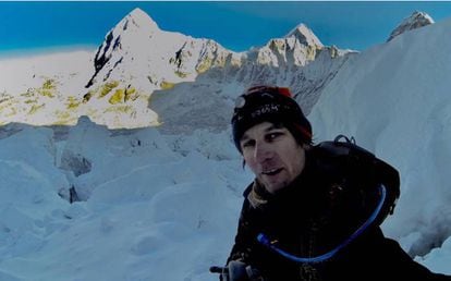 Ryan Sean Davy, en una de sus fotos publicadas en Facebook escalando el Everest.