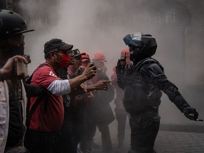 Miembros de la Brigada Humanitaria de la Paz Marabunta y manifestantes discuten con un agente de la policía durante un enfrentamiento. 26/SEPTIEMBRE/2022 - Este lunes 26 de septiembre manifestantes marcharon en la Ciudad de México para exigir justicia por la desaparición de los estudiantes de la Normal Isidro Burgos de Ayotzinapa en 2014. Se conmemoran 8 años desde la desaparición de los jóvenes. Familiares, amigos y compañeros de las víctimas, así como agrupaciones estudiantiles y simpatizantes de la sociedad civil marcharon desde el Ángel de la Independencia hasta el Zócalo, en el Centro Histórico.