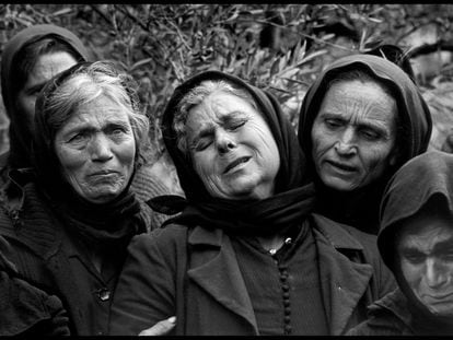 Mujeres junto a una tumba en Pirgos Dirou, Grecia, durante 1962.