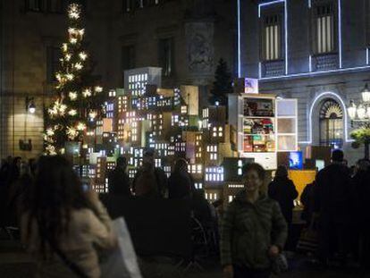 Paula Bosch, autora de la instalación para la plaza de Sant Jaume de Barcelona, defiende su propuesta para uno de los elementos más icónicos de la ciudad en Navidad