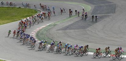 Los ciclistas, en el circuito barcelon&eacute;s de Montmel&oacute;, durante una etapa de la Volta.