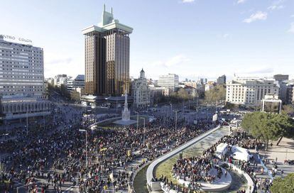 Empieza a llegar a la plaza de Colón de Madrid la manifestación que se inició en Atocha tras juntarse las seis columnas de la Marcha por la Dignidad que han entrado en la capital esta mañana, bajo el lema "No al pago de la deuda. Ni un recorte más.