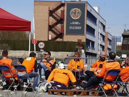 Treballadors de Bacardí, en vaga, a les portes de l'empresa.